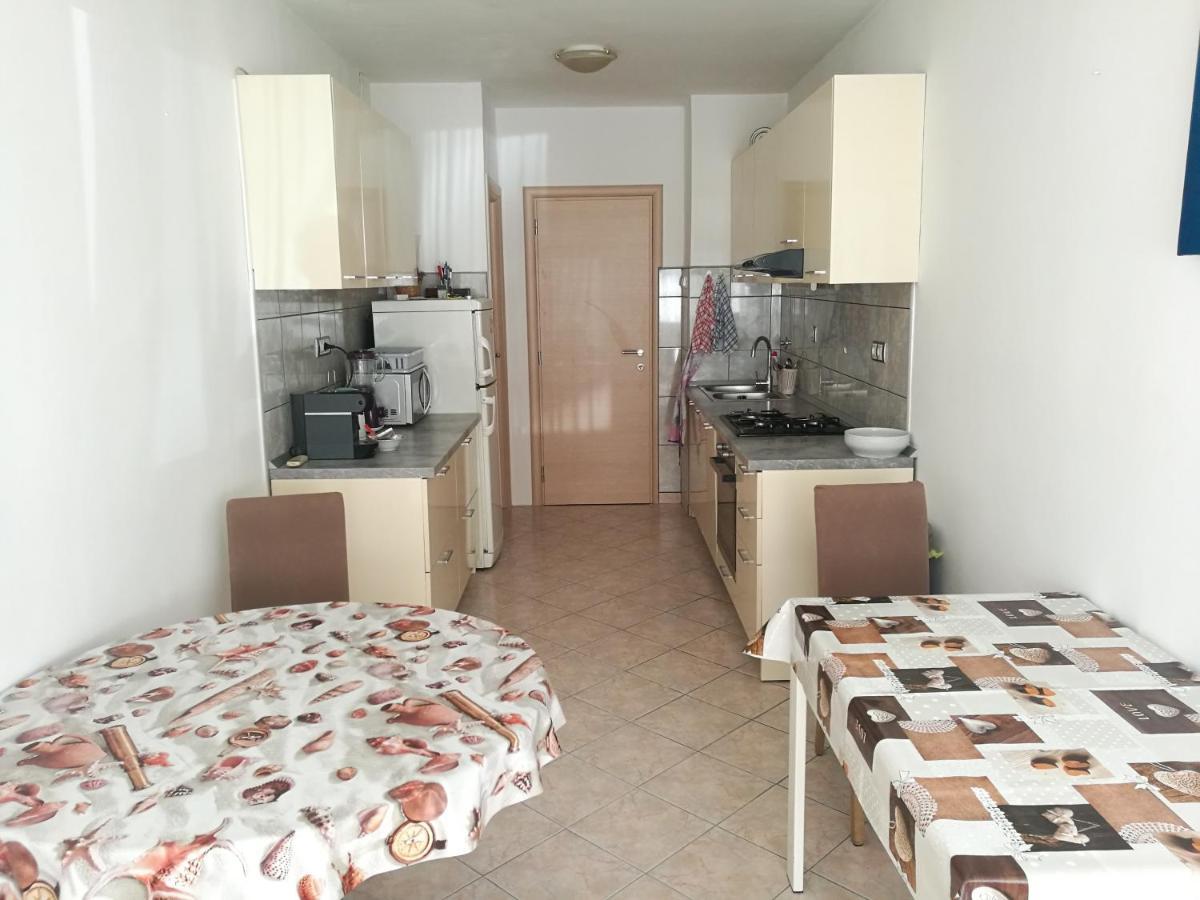 Pretty Big Double Bed Room With Balcony Split Exteriör bild